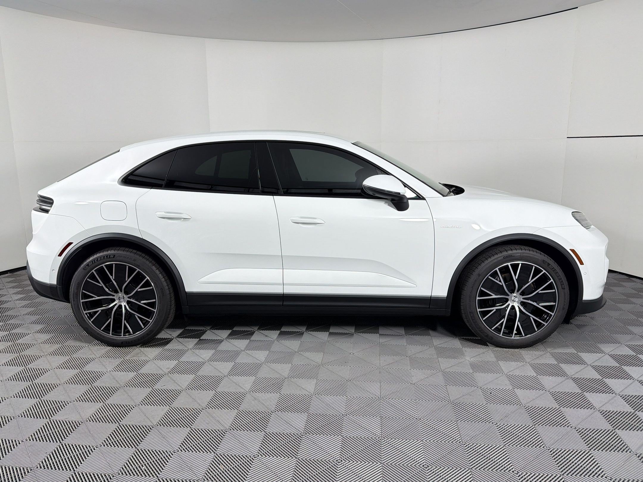 Used 2026 Porsche Macan Electric RWD image 8
