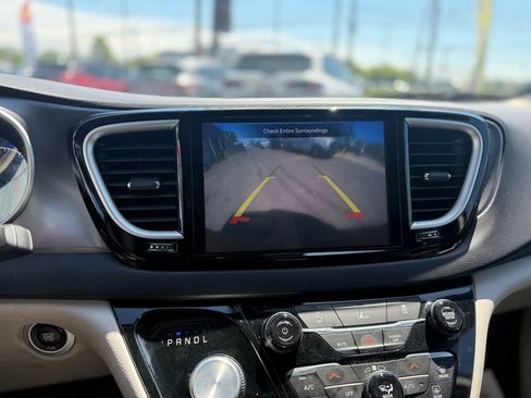 Used 2022 Chrysler Pacifica Touring-L FWD image 22