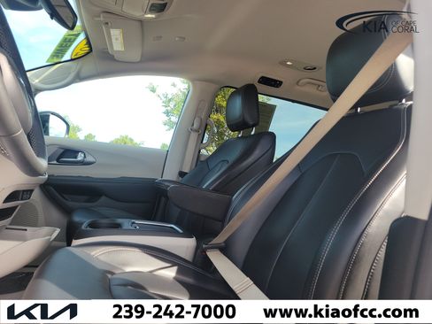 Used 2024 Chrysler Pacifica Touring-L FWD image 25