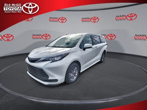 Used 2024 Toyota Sienna LE image 4