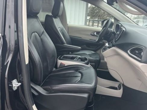Used 2023 Chrysler Pacifica Touring-L FWD image 30