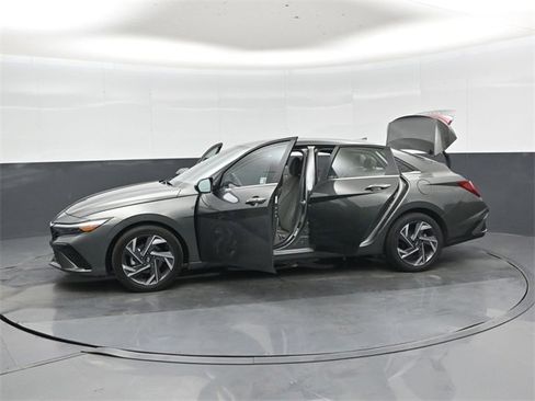 Used 2025 Hyundai Elantra SEL image 49