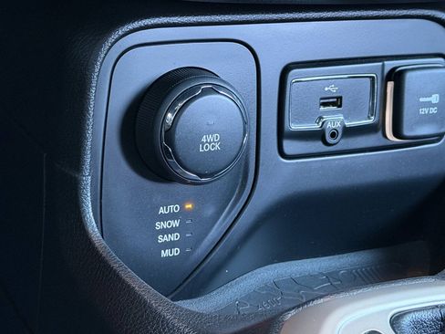 Used 2017 Jeep Renegade Latitude w/ Cold Weather Group AWD/4WD image 28