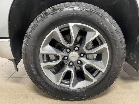 Used 2023 Chevrolet Silverado 1500 LT AWD/4WD image 7