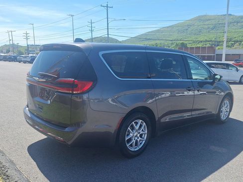 Used 2023 Chrysler Pacifica Touring-L FWD image 3