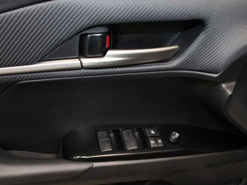 Used 2025 Toyota Camry SE image 11