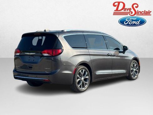 Used 2017 Chrysler Pacifica Limited w/ UConnect Theater Package FWD image 7