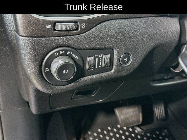Used 2020 Jeep Cherokee Trailhawk AWD/4WD image 23