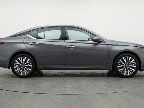 Used 2025 Nissan Altima 2.5 SV image 11