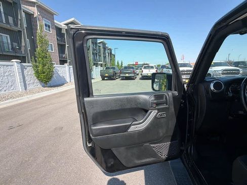 Used 2017 Jeep Wrangler Unlimited Sahara w/ Connectivity Group AWD/4WD image 10
