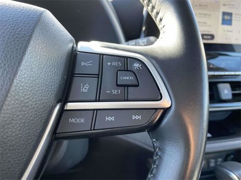 Used 2023 Toyota Highlander XLE image 28