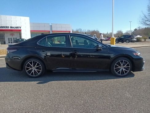 Used 2023 Toyota Camry SE image 2