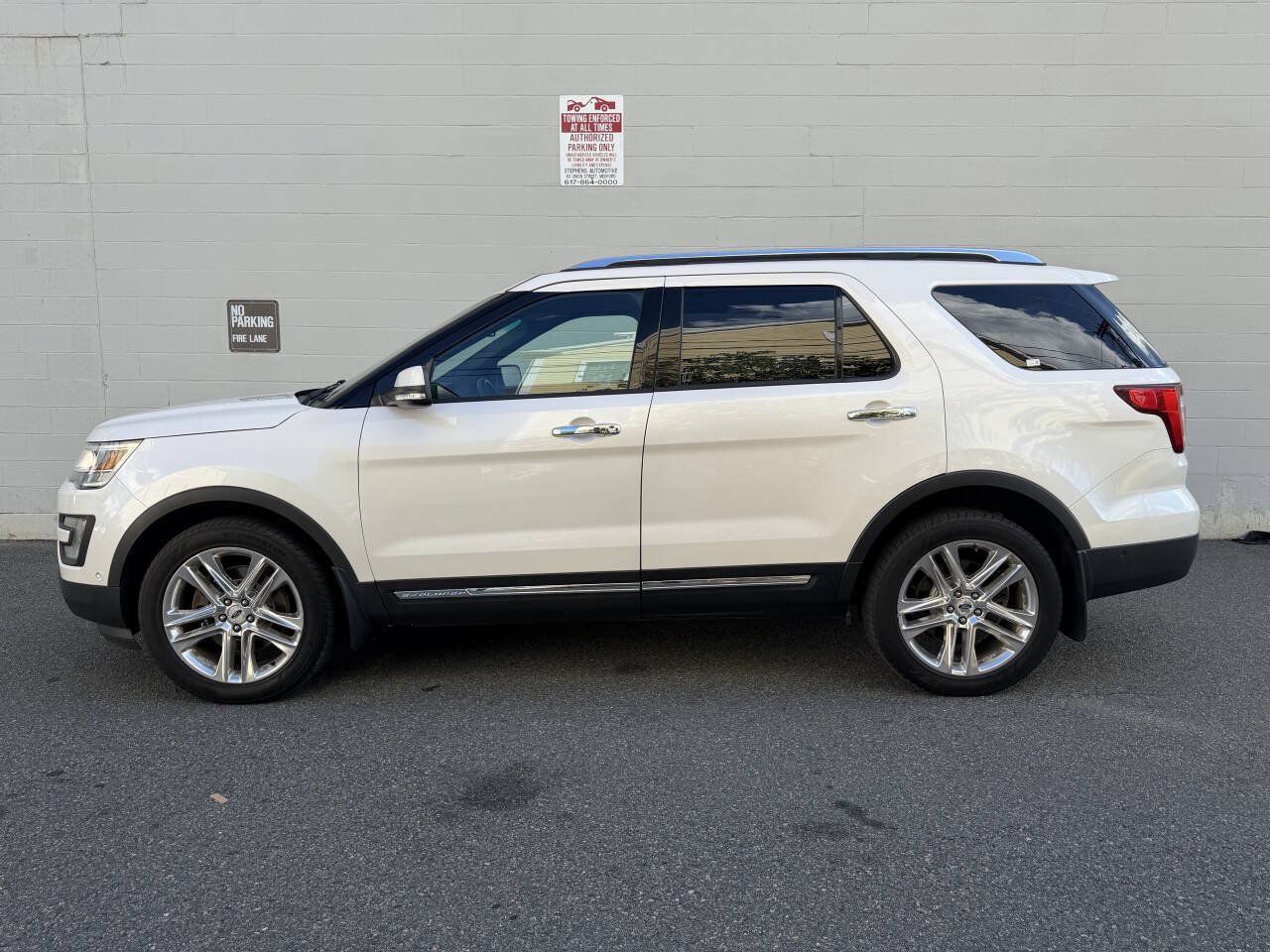 Used 2017 Ford Explorer Limited w/ Equipment Group 301A AWD/4WD image 3