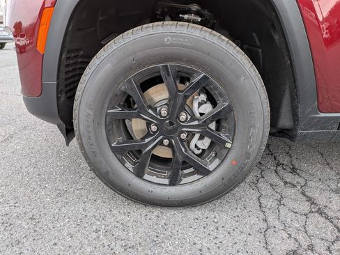 New 2025 Jeep Grand Cherokee Altitude image 9