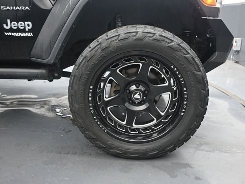 Used 2019 Jeep Wrangler Unlimited Sahara image 9