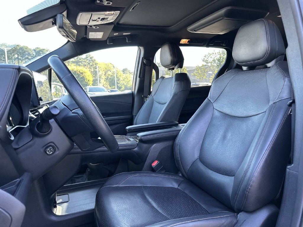 Used 2025 Toyota Sienna Platinum AWD/4WD image 27