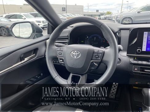 Used 2025 Toyota Camry SE image 16