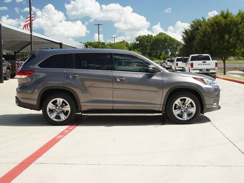Used 2019 Toyota Highlander Limited FWD image 6