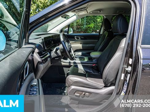 Used 2025 Kia Carnival FWD image 18