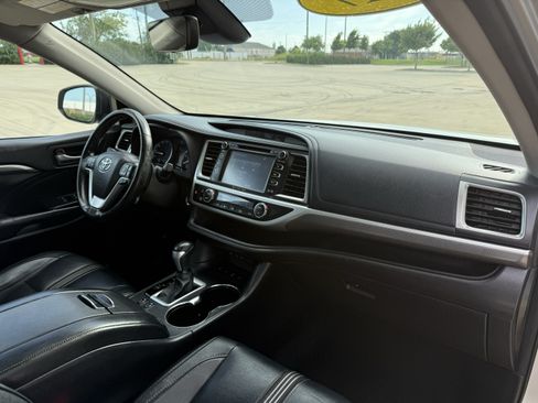 Used 2017 Toyota Highlander SE w/ Carpet Mat Package AWD/4WD image 34