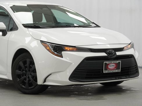 Used 2023 Toyota Corolla LE image 3
