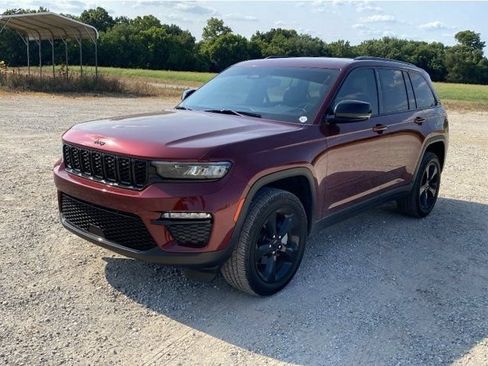 Used 2023 Jeep Grand Cherokee Limited w/ Black Appearance Package AWD/4WD image 12