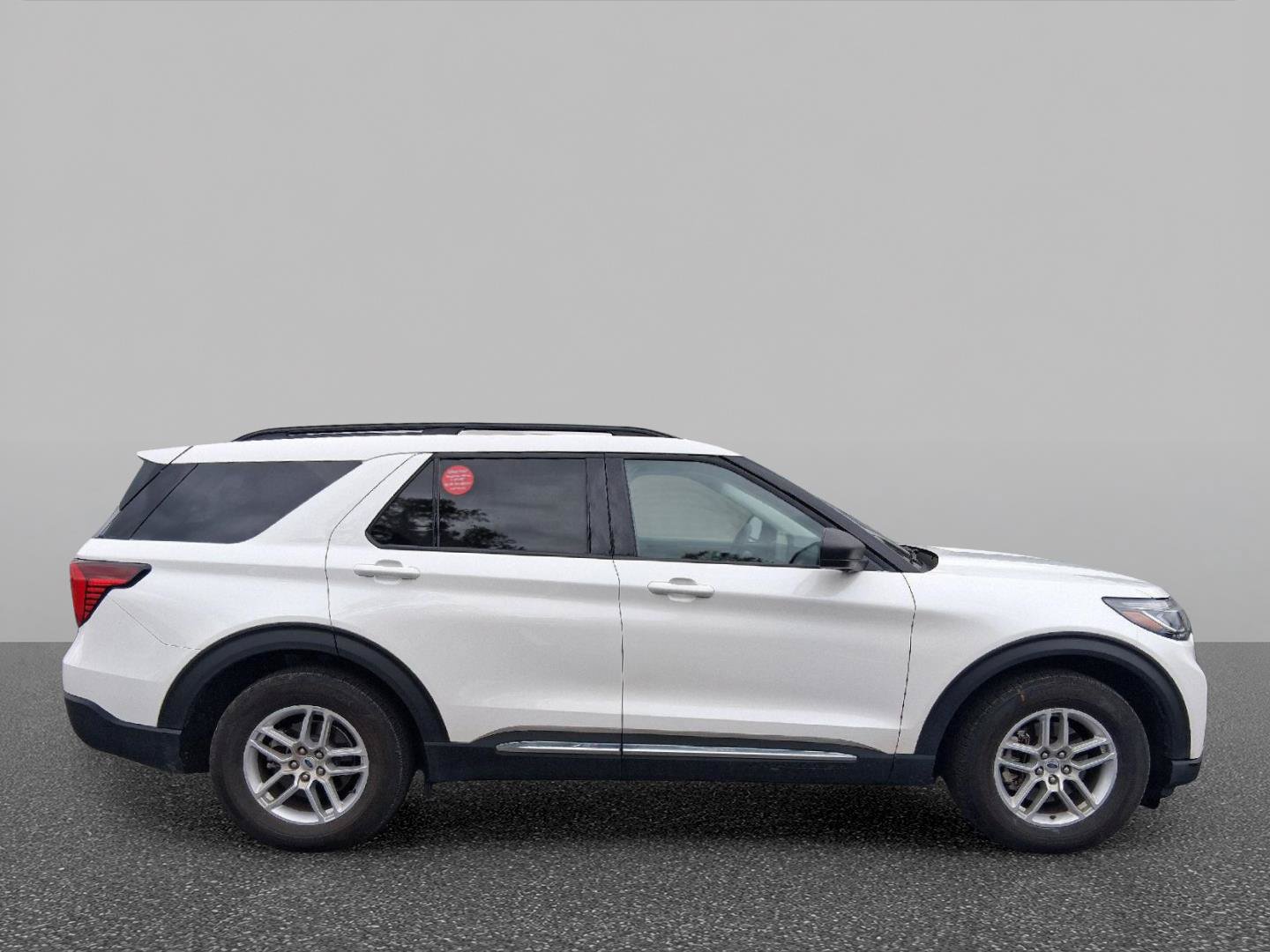 Used 2025 Ford Explorer Active w/ Active Comfort Package RWD image 4