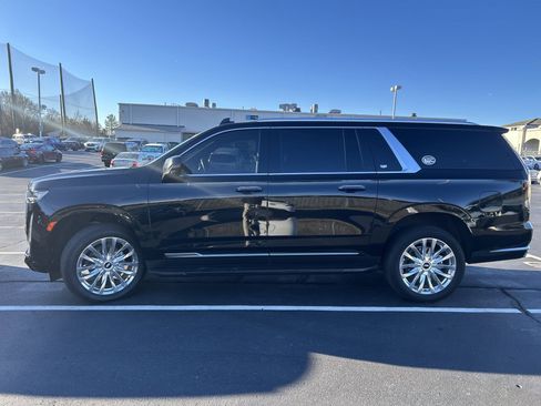 Used 2024 Cadillac Escalade ESV Premium Luxury image 2