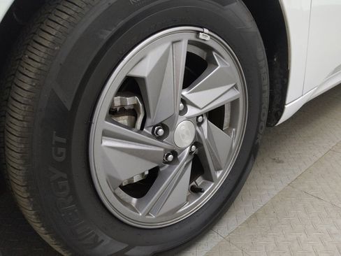 Used 2025 Hyundai Elantra SE image 31