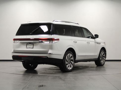 Used 2022 Lincoln Navigator Reserve image 4