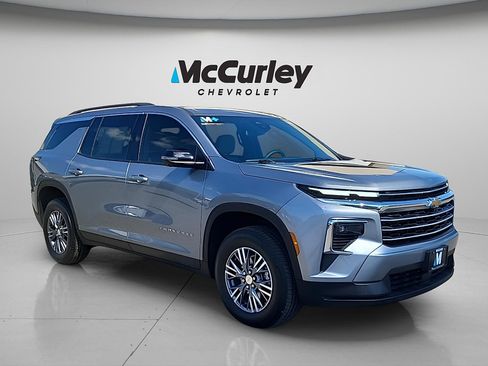 Used 2025 Chevrolet Traverse LT w/ Driver Confidence Package FWD image 1
