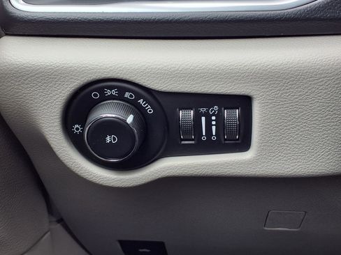 Used 2018 Chrysler Pacifica Touring-L Plus image 22