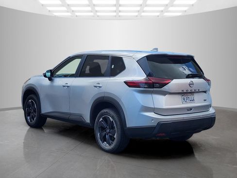 Used 2024 Nissan Rogue SV FWD image 5