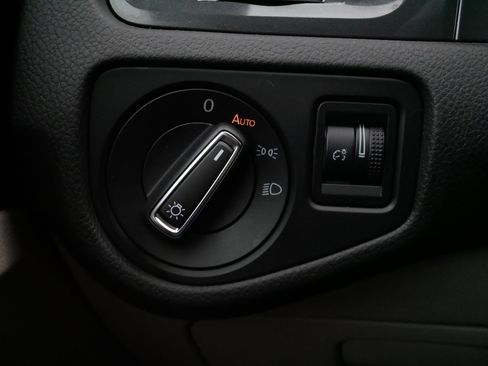 Used 2018 Volkswagen Golf S image 23