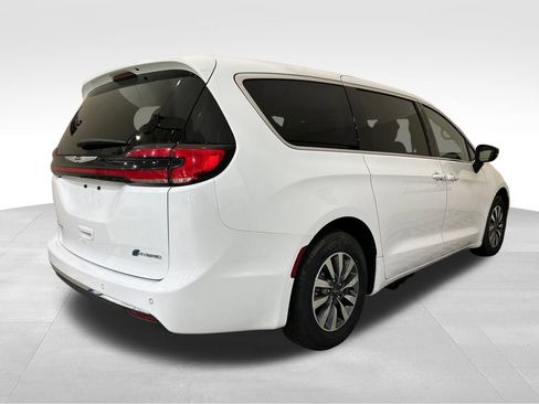 Used 2024 Chrysler Pacifica Limited FWD image 5