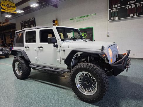 Used 2018 Jeep Wrangler Unlimited Sport w/ Connectivity Group AWD/4WD image 4