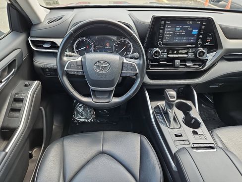 Used 2022 Toyota Highlander XLE image 11