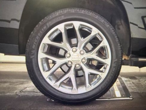 Used 2020 GMC Yukon Denali w/ Denali Premium Package image 9