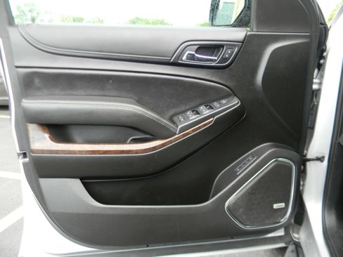 Used 2019 Chevrolet Suburban LT AWD/4WD image 11