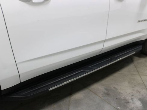 Used 2025 Chevrolet Suburban LT image 12