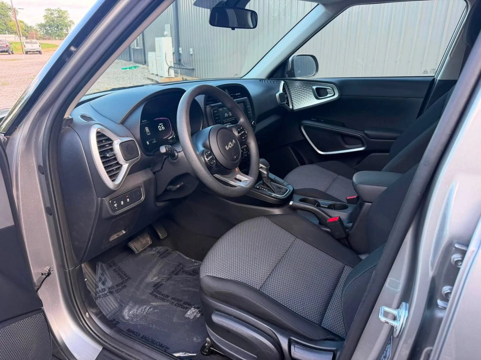 Used 2025 Kia Soul LX w/ LX Technology Package FWD image 9