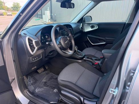 Used 2025 Kia Soul LX w/ LX Technology Package FWD image 9