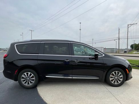 Used 2020 Chrysler Pacifica Touring-L Plus FWD image 9