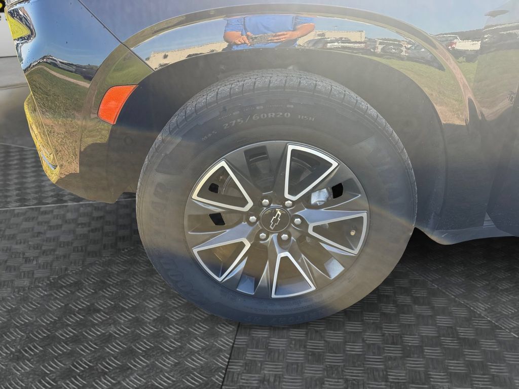 Used 2022 Chevrolet Tahoe Z71 w/ Z71 Off-Road Package AWD/4WD image 19
