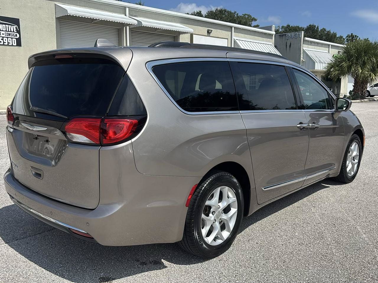 Used 2017 Chrysler Pacifica Touring-L w/ Tire & Wheel Group FWD image 7