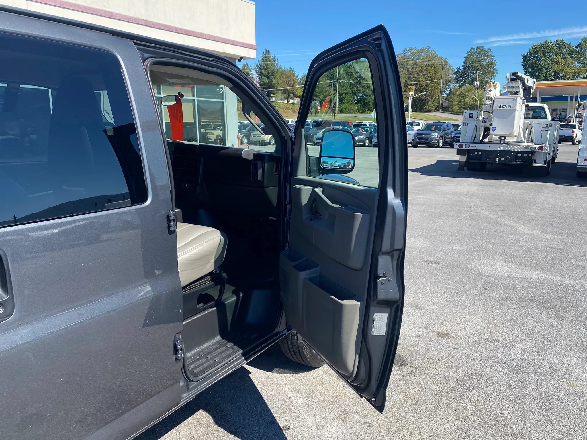 Used 2016 Chevrolet Express 3500 LS w/ Chrome Appearance Package RWD image 17