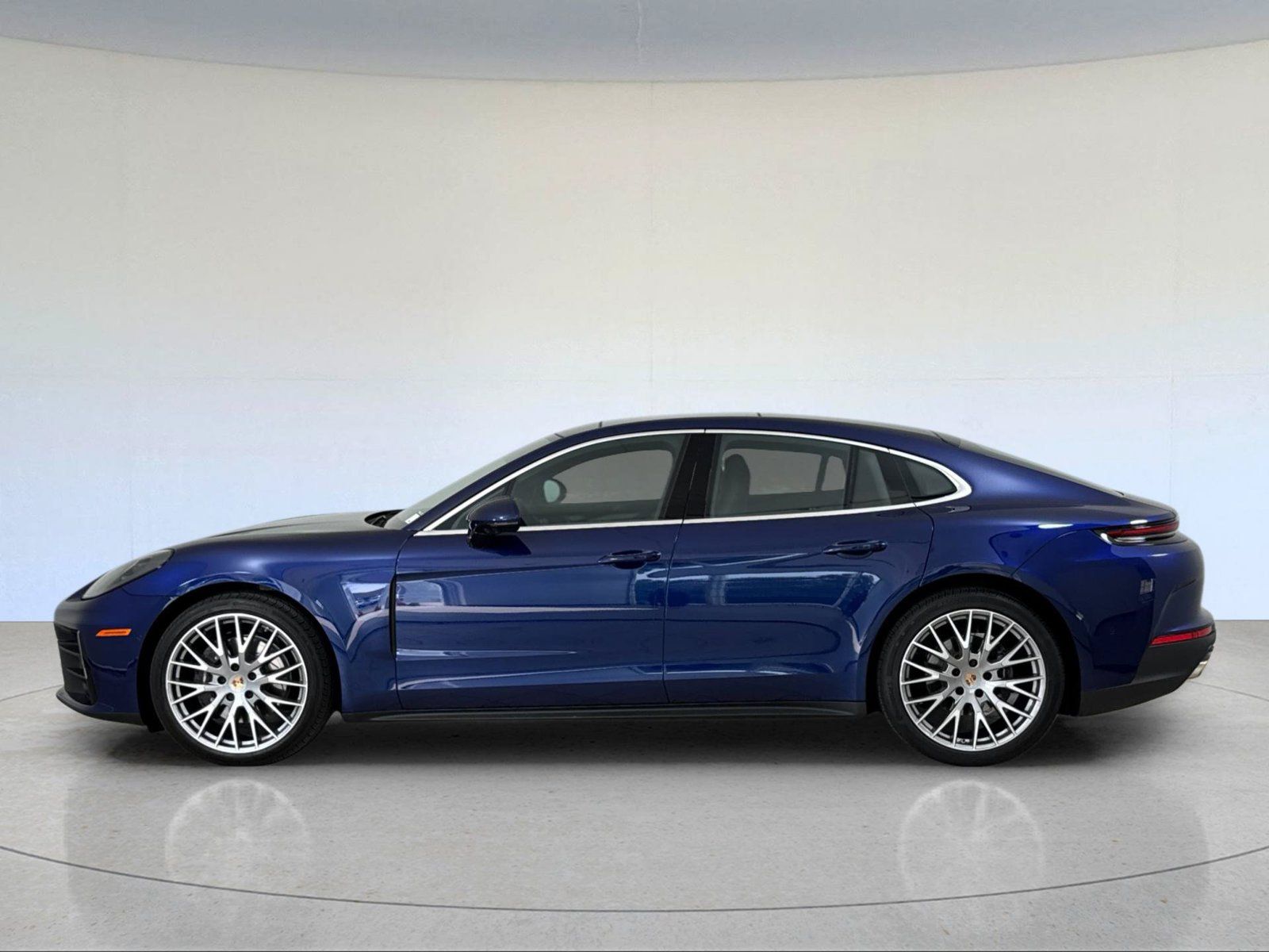 Certified 2025 Porsche Panamera RWD image 2