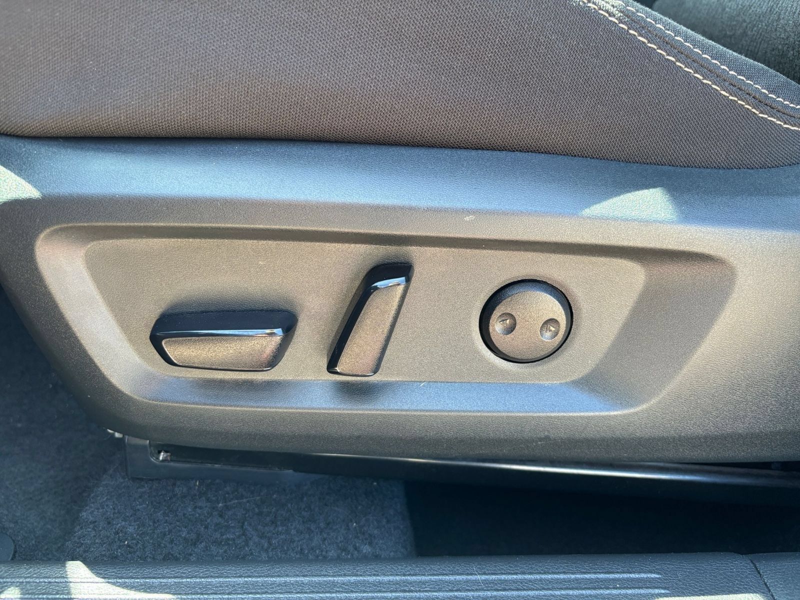 Used 2025 Nissan Rogue SV FWD image 21