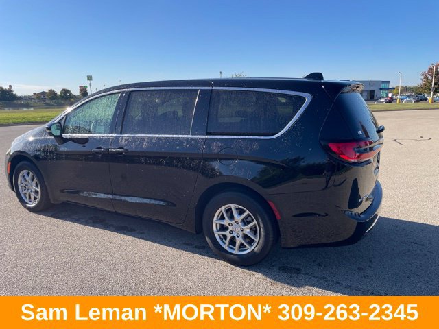 Used 2026 Chrysler Pacifica Select FWD image 4