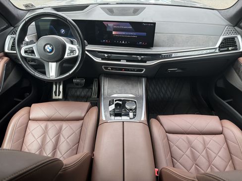 Used 2024 BMW X7 xDrive40i w/ M Sport Package AWD/4WD image 4